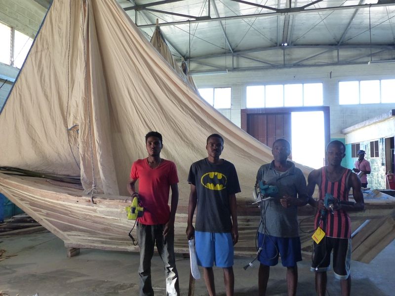 Mit Hilfe von Spendengeldern neu gebaute Fischerboote, die den Fischern ein Einkommen sichern.
