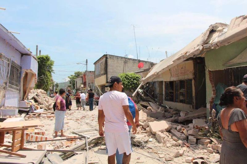 Nach dem starken Nachbeben stehen die Menschen in Miacatlán fassungslos vor den Ruinen ihrer Häuser.