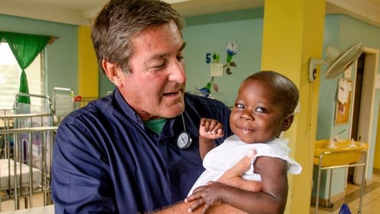 Besondes die kleinen Patienten liegen Pater Richard seit Beginn seiner Arbeit in Haiti besonders am Herzen.