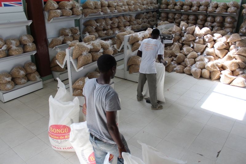 Die Produktion von Nudeln in der Pastafabrik von NPH Haiti läuft auf hochtouren, um die Menschen nach den Unruhen mit Lebensmitteln versorgen zu können.
