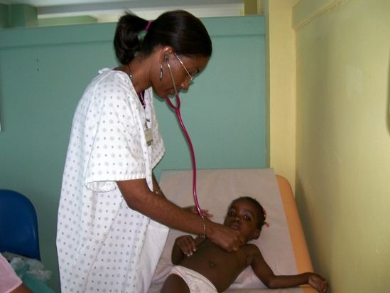 Seit 2004 arbeitet die Kinderärztin Doktor Pasacel Yolla Gassant im Kinderkrankenhaus von nph haiti.