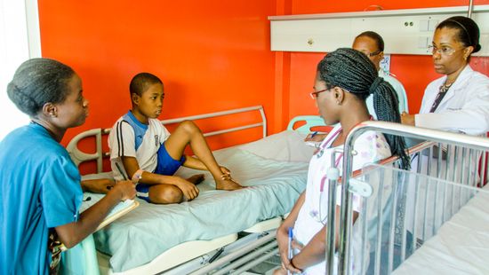Dr. Gassant im Gespräch mit Patienten auf der Kinderkrebsstation des Kinderkrankenhauses von nph in Haiti.