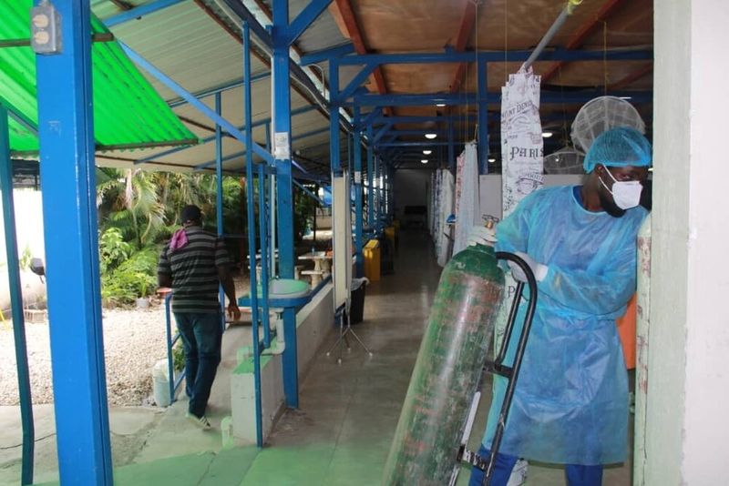 Corona in Haiti - Transport von Sauerstoffflaschen für COVID-Patienten