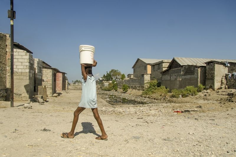 Die meisten Hütten in Elendsvierteln haben weder fließend Wasser noch sanitäre Anlagen. Trinkwasser wird mit Eimern geholt.