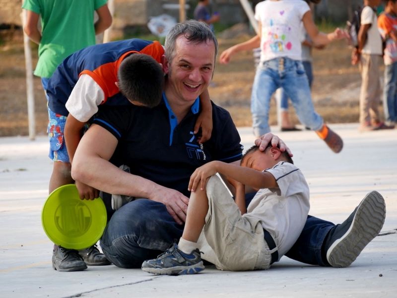 Augenarzt Dr. Christian Scheib spielt mit Kindern