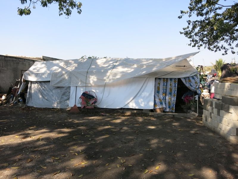 Menschen aus den zerstörten Häusern leben nach wie vor in provisorischen Zelten.