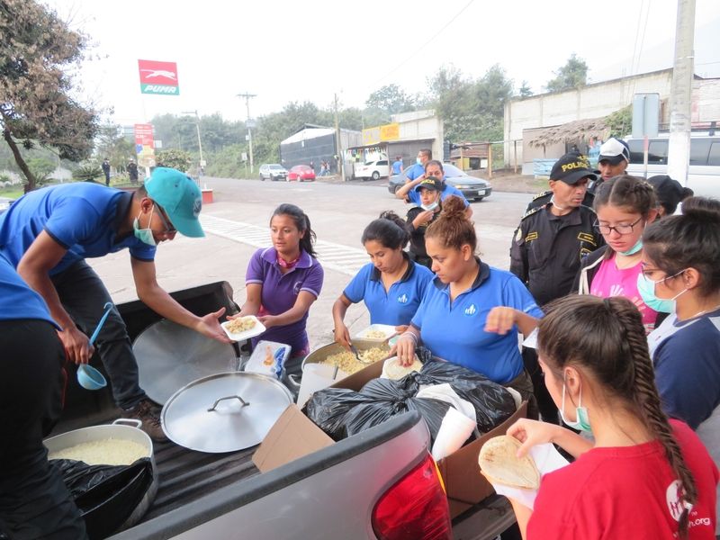 nph verteilt Essen an Helfer und die Bevölkerung nach Vulkanausbruch in Guatemala.