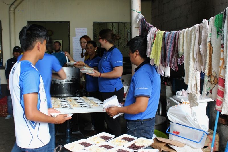 Mitarbeiter von nph verteilen Essen in den Unterkünften nach dem Vulkanausbruch.