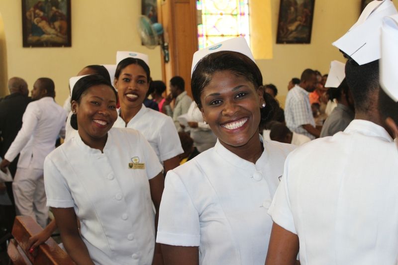 Junge Krankenschwestern nach erfolgreichem Abschluß ihrer Ausbildung bei nph in Haiti.
