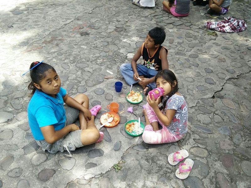 Die Kinder müssen im Freien essen, da der Essraum einsturzgefährdet ist.