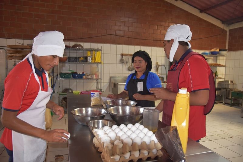 Wo mit Lebensmitteln gearbeitet wird, ist Hygiene besonders wichtig. So auch in den Lernwerkstätten des nph-Kinderdorfs Guatemala.