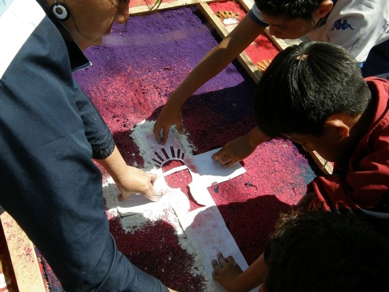 Guatemala: farbenprächtige Straßenteppiche und Prozessionen