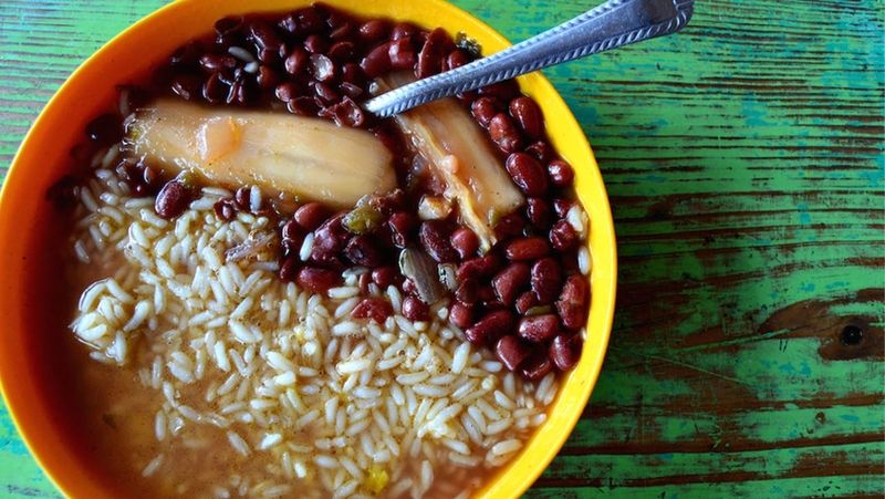 Nothilfe: ein warmes Essen mit Bohnen und Reis
