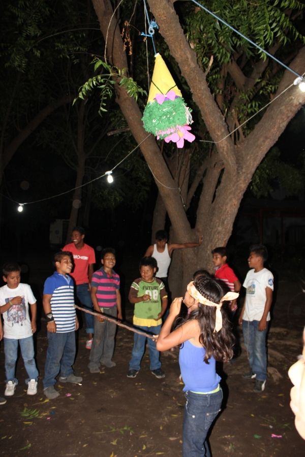 Auch in der Silvesternacht zerschlagen die Kinder eine Piñata.
