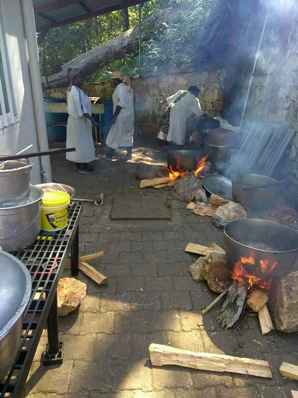 Kochen mit Holz wegen Gasmangel.