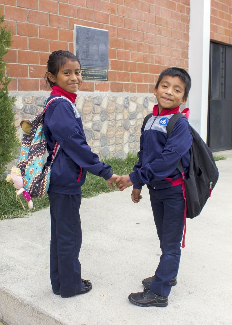 Einheitliche Schulkleidung gehört in Lateinamerika dazu. Kinder tragen sie mit Stolz, denn sie zeigt, dass ein Kind zur Schule gehen darf.