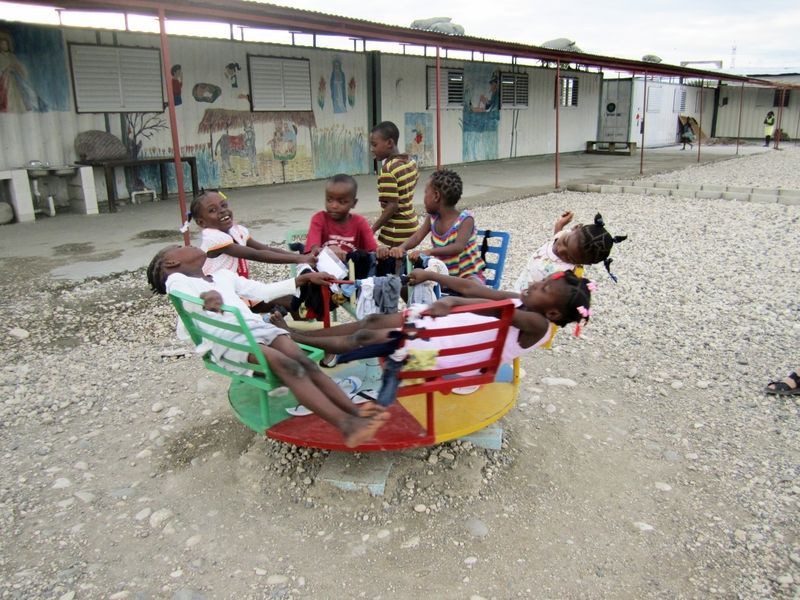 Spielende Kinder bei nph Haiti.