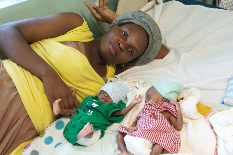 Eine Mutter, deren Frühchen es dank der Versorgung im nph-Krankenhaus geschafft haben.