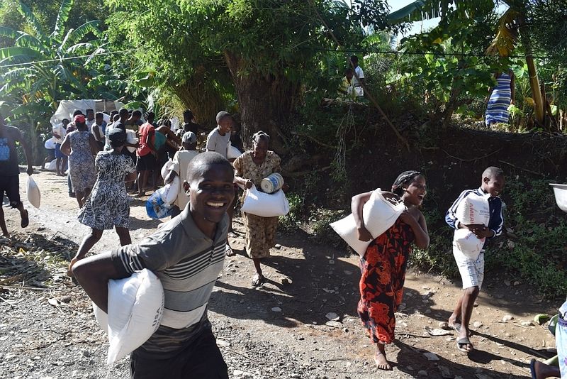 Glücklich nehmen die Menschen in Haiti die Hilfslieferungen von nph haiti nach Hurrikan irma entgegen.
