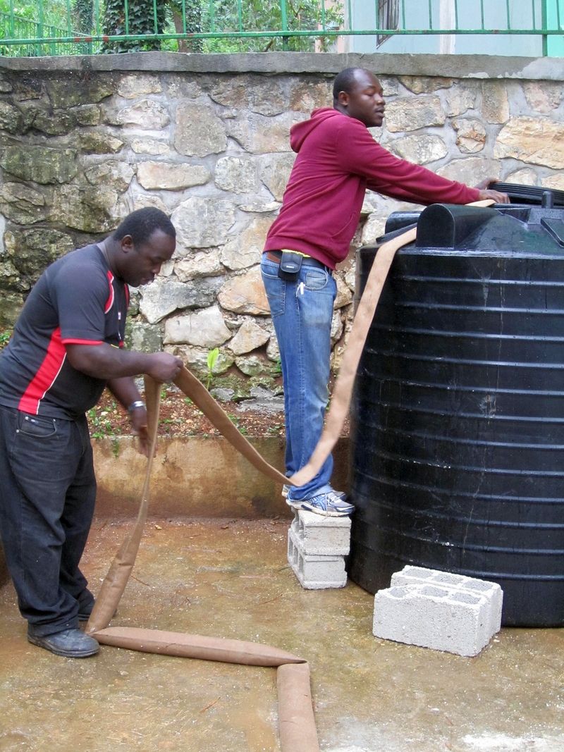Trinkwasseranlagen lösen ein weit verbreitetes Problem in Haiti: den Mangel an sauberem Leitungswasser, wie wir es kennen.