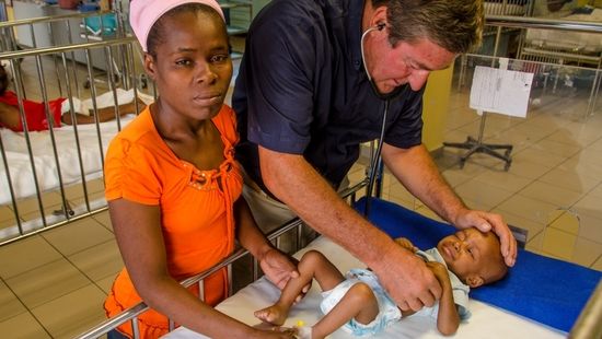 Vielen Mütter kommen mit ihren Kindern in das Kinderkrankenhaus von nph in Haiti. Hier erhalten sie die notwendige mediziniche Versorgung.