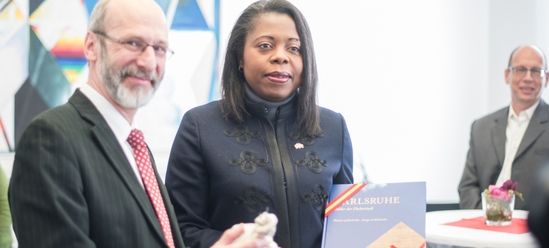 Botschaftsrätin von Haiti, Michèle Dominique Raymond, erhält vom Bürgermeister der Stadt Karlsruhe als Gastgeschenk einen Bildband über die Stadt.