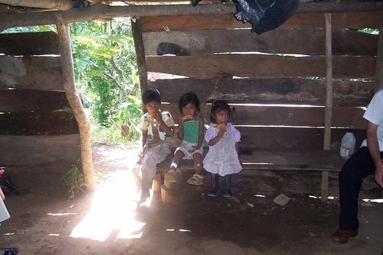 Kinder in der bescheidenen Holzhütte ihrer Familie.
