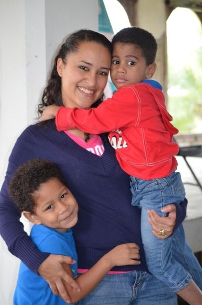 Eine Betreuerin mit zwei neuen Kindern, die zusammen mit Melisa kamen.