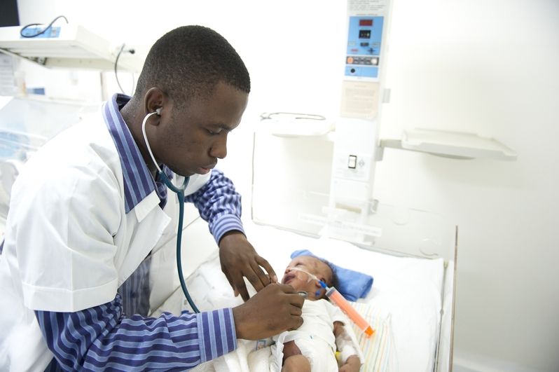 Kinderfacharzt Dr. Frantzy Dieudonne untersucht ein Baby auf der Neugeborenenstation.
