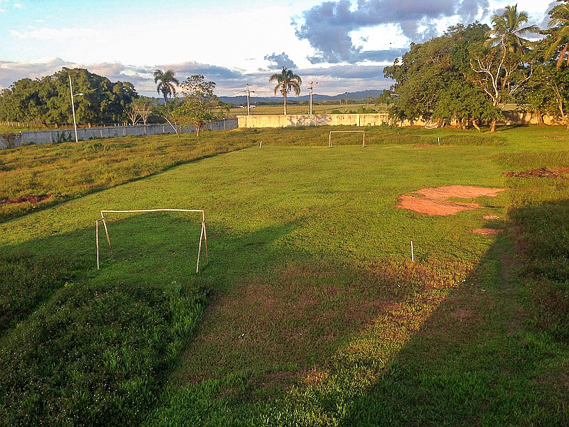 Rund 14 Fußballfelder groß ist das Gelände – da ist Platz für einen Bolzplatz mit selbst gebautem Tooooooor aus Ästen!