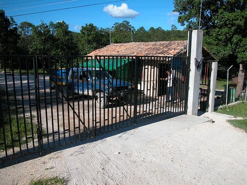 Das Kinderdorf in Honduras ist von einer Mauer umgeben. Es wird genau geprüft, wer auf die Ranch darf.