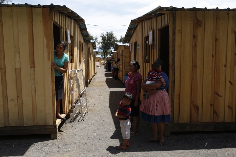 In diesen neuen, mobilen Holzhäusern leben Menschen deren Wohnungen durch den Vulkanausbruch in Guatemala zerstört wurden.