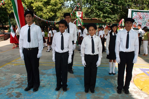Am Unabhängigkeitstag stehen die Schüler in Reih und Glied an der mexikanischen Flagge.