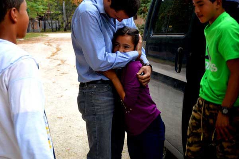 Stefan Feuerstein, Nationaldirektor von nph in Honduras, verabschiedet Stephanie nach sechs Jahren im Kinderdorf.